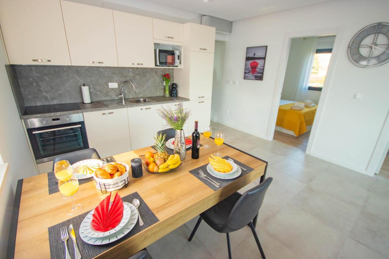 Apartmani Le-Lu Каштела Екстер'єр фото